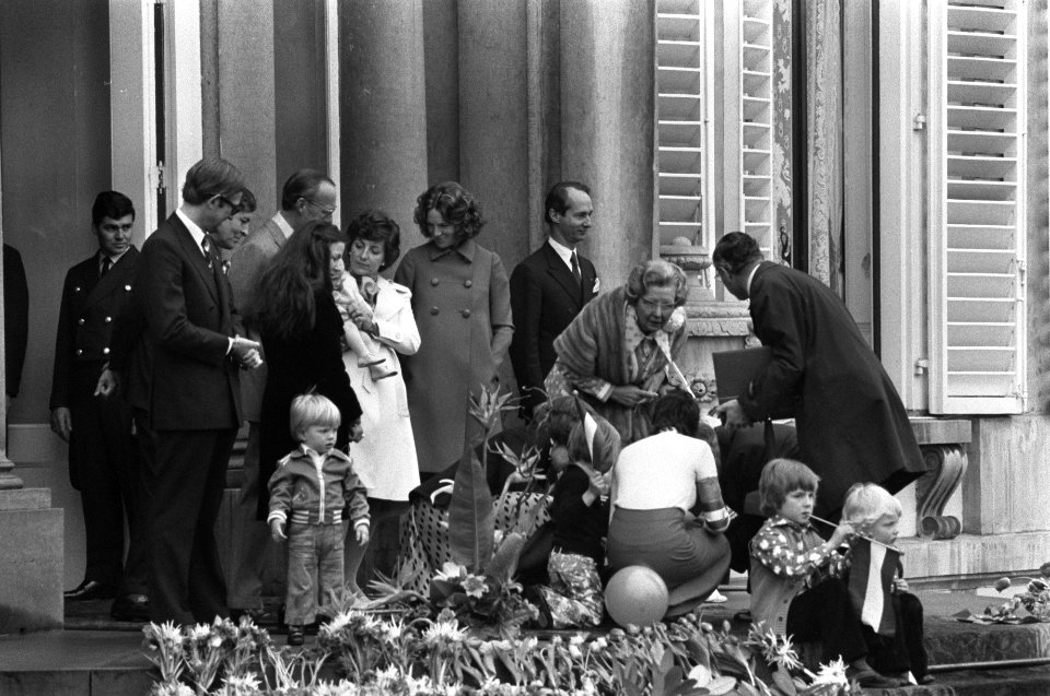 Koninginnedag op Soestdijk Koninklijke familie op bordes Koninklijke familie me, Bestanddeelnr 927-1607