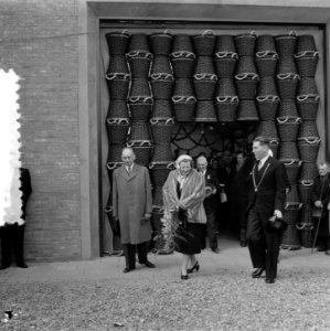 Koningin Juliana en prins Bernhard brengen een bezoek aan 15 gemeentes in oostel, Bestanddeelnr 906-4754