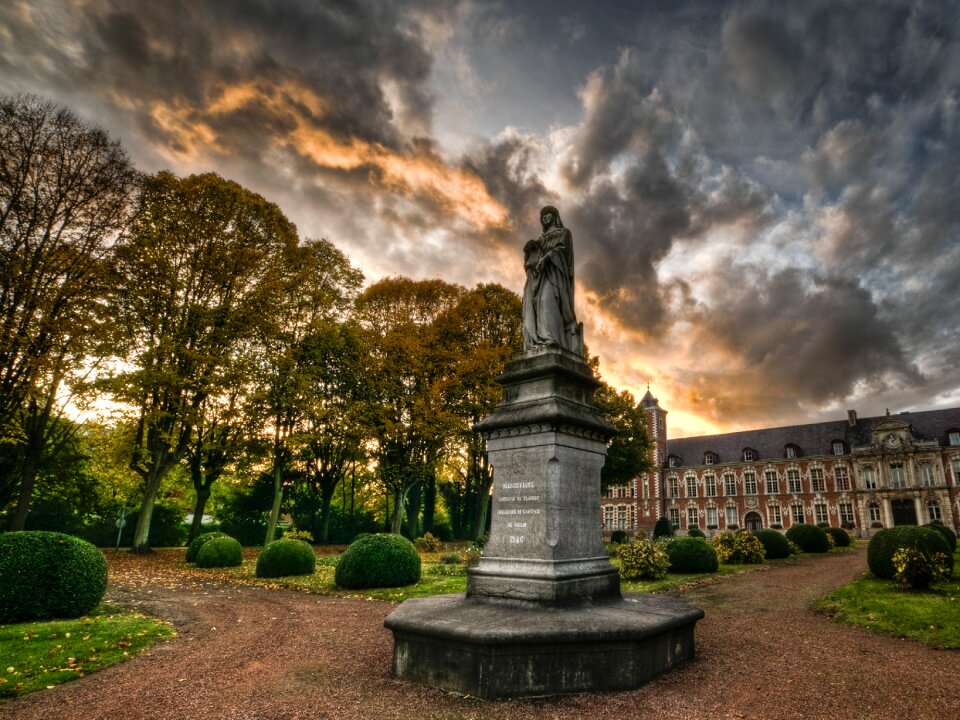 Former psychiatric hospital seclin statue