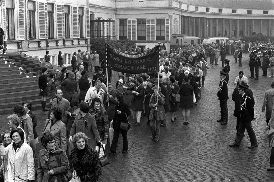Koninginnedag op Soestdijk overzicht defile, grote rij mensen langs bordes, Bestanddeelnr 927-1602