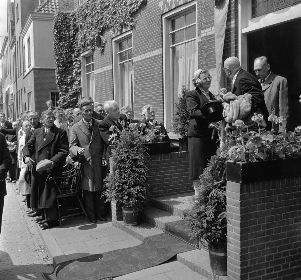 Koningin Juliana en prins Bernhard brengen een bezoek aan 15 gemeentes in oostel, Bestanddeelnr 906-4745