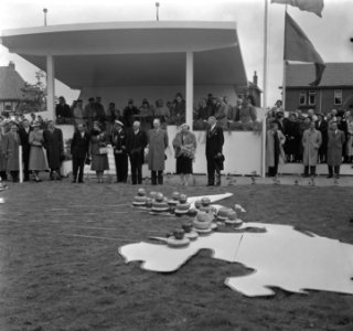 Koningin Juliana en prins Bernhard brengen een bezoek aan 15 gemeentes in oostel, Bestanddeelnr 906-4752