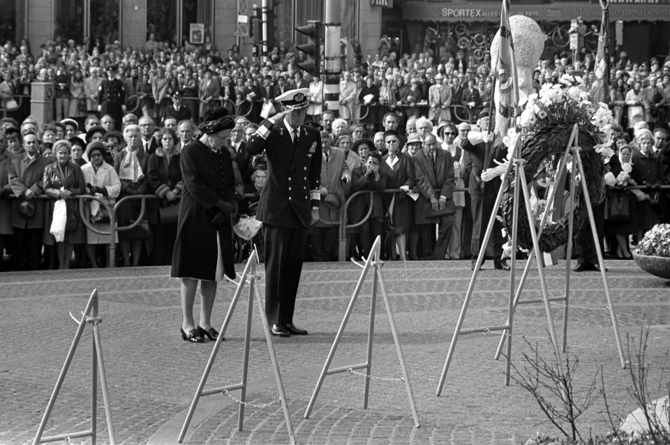 Koningin Juliana en prins Bernhard bij de kransen bij het monument op de Dam, Bestanddeelnr 925-5799