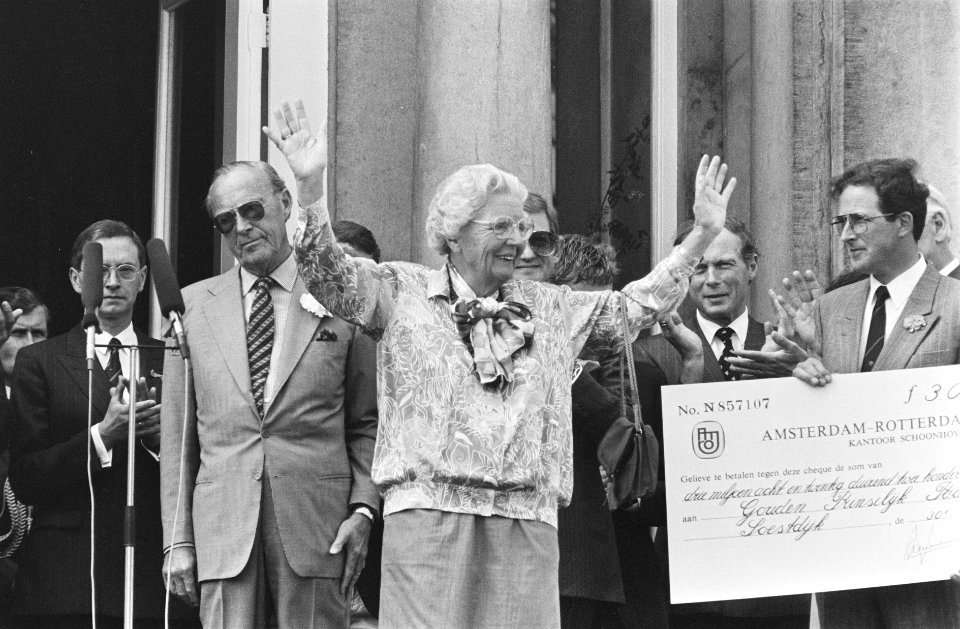 Koninginnedag 1987 Prinses Juliana met cheque nationaal geschenk, Bestanddeelnr 933-9689