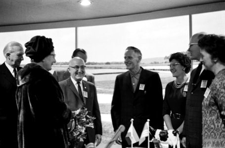 Koningin Juliana en prins Bernhard bezoeken de stand waar twee voormalige Nederl, Bestanddeelnr 915-7362