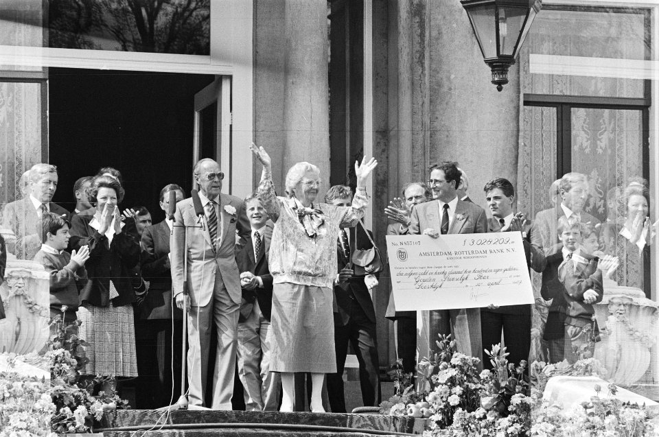 Koninginnedag 1987 Prinses Juliana en Prins Bernhard uiten vreugde omtrent hoog, Bestanddeelnr 933-9667