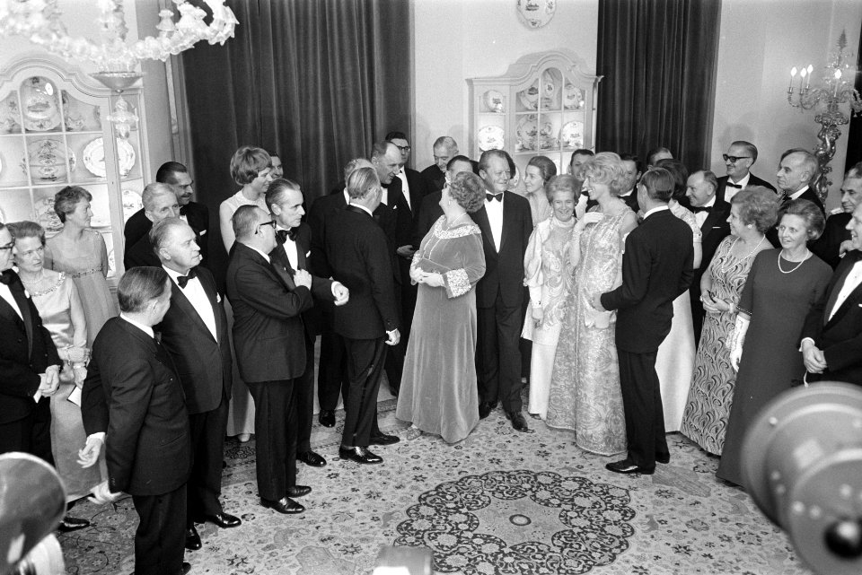Koningin Juliana en prins Bernhard bieden de deelnemers aan de EEG-Topconferenti, Bestanddeelnr 923-0387