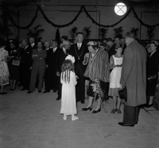 Koningin Juliana en prins Bernhard brengen een bezoek aan 15 gemeentes in oostel, Bestanddeelnr 906-4748