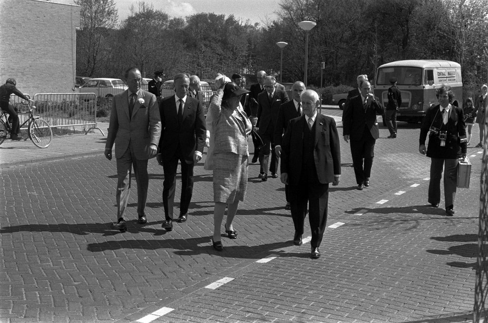 Koningin Juliana en prins Bernhard bij opening Centrum 45 te Oegstgeest, Bestanddeelnr 926-4135