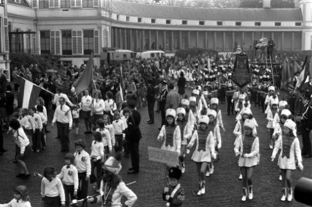 Koninginnedag op Soestdijk overzicht defile, muziekkorps etc langs bordes, Bestanddeelnr 927-1601