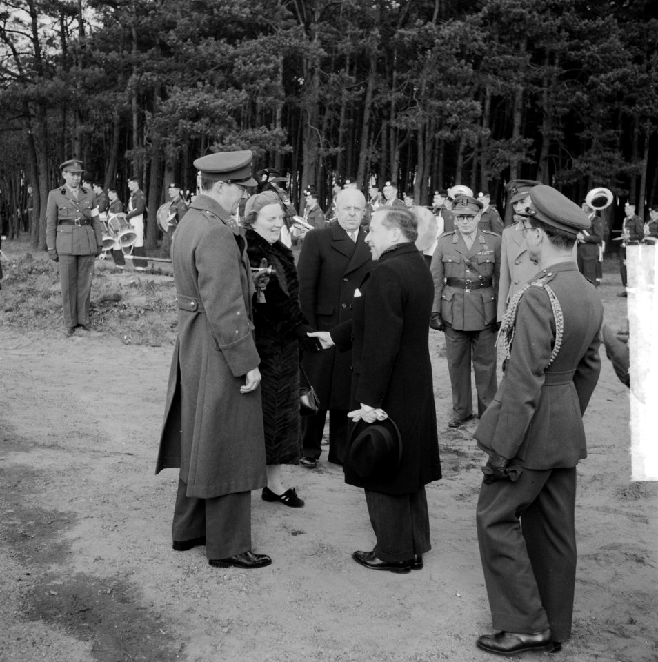 Koningin Juliana en Prins Bernhard bij parade Crescendo op Leusderheide, Bestanddeelnr 904-4767