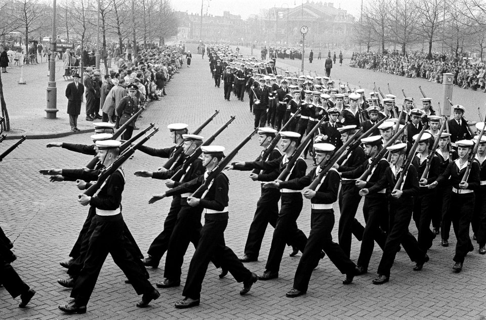 Koninginnedag in Amsterdam, militaire parade op het Museumplein, Bestanddeelnr 915-1072