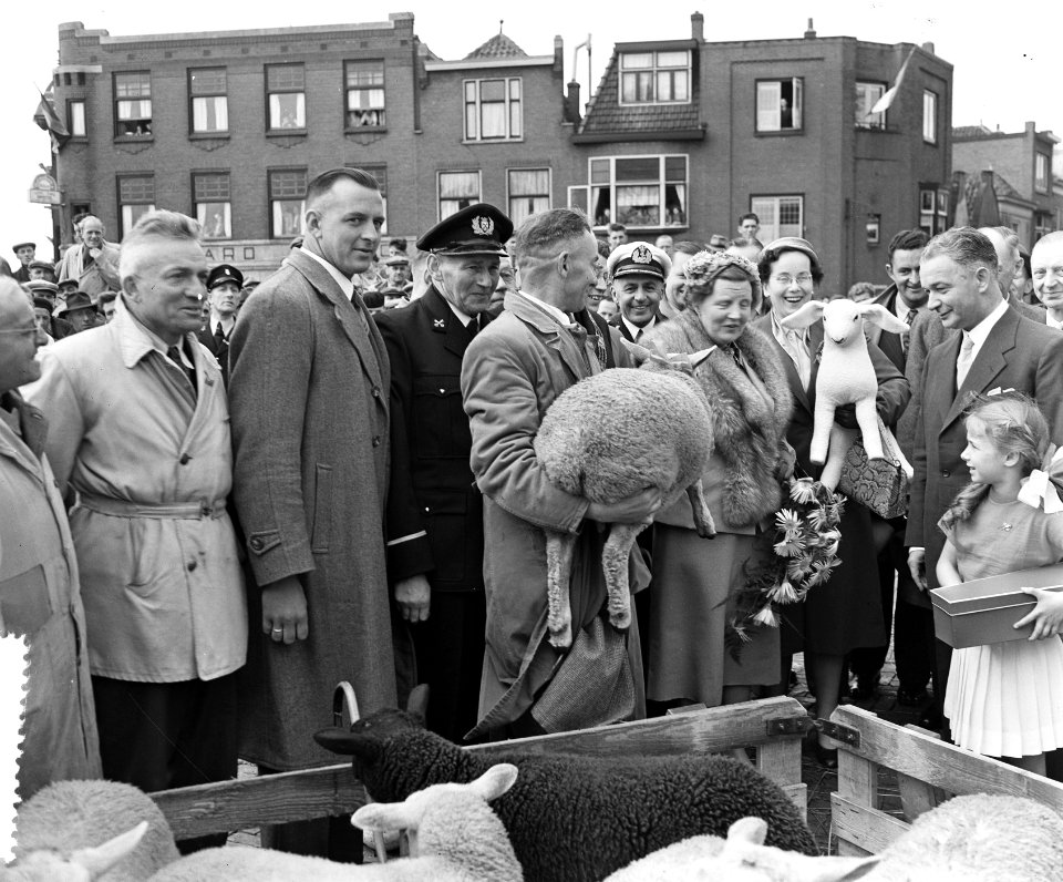Koninklijk bezoek aan Leiden. Koningin Juliana op de Schapenmarkt, Bestanddeelnr 906-4763