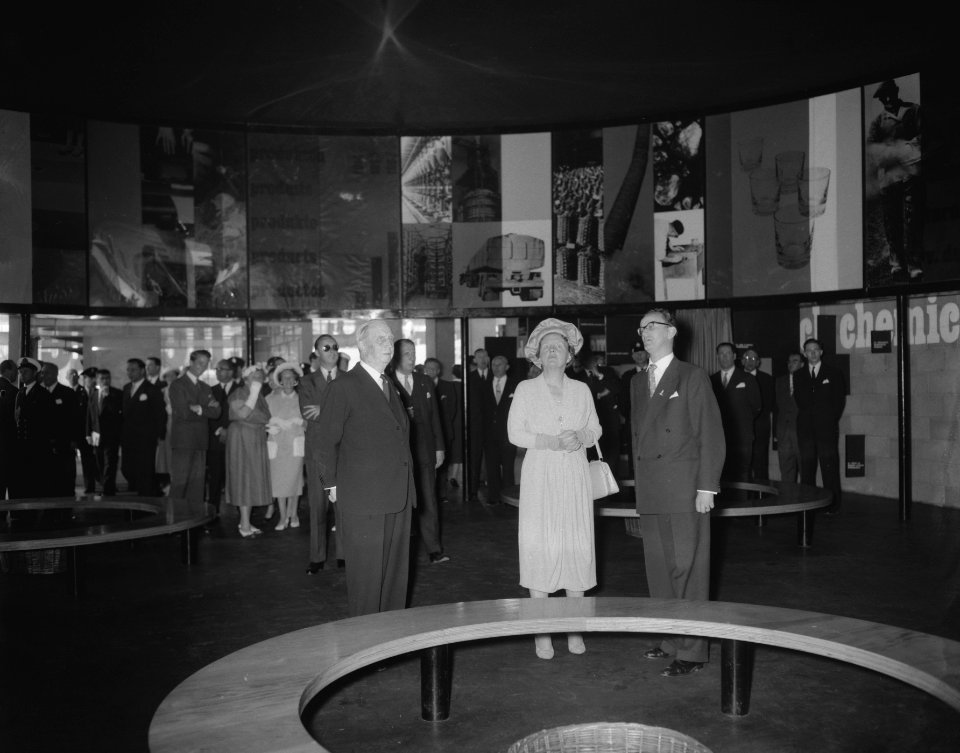 Koningin Juliana en prins Bernhard bezoeken de Expo 1958 in Brussel Hier staan , Bestanddeelnr 909-6411