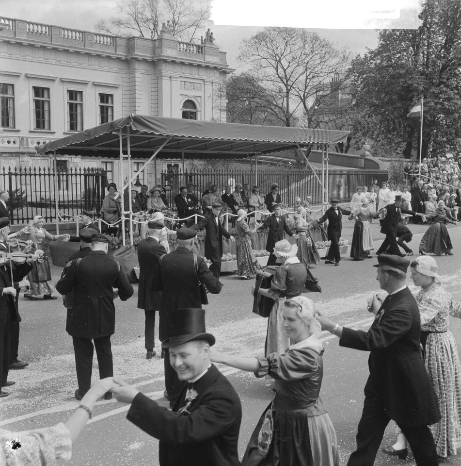 Koninklijk bezoek aan Haarlem (Schager dansgroep demonstreert), Bestanddeelnr 913-9044