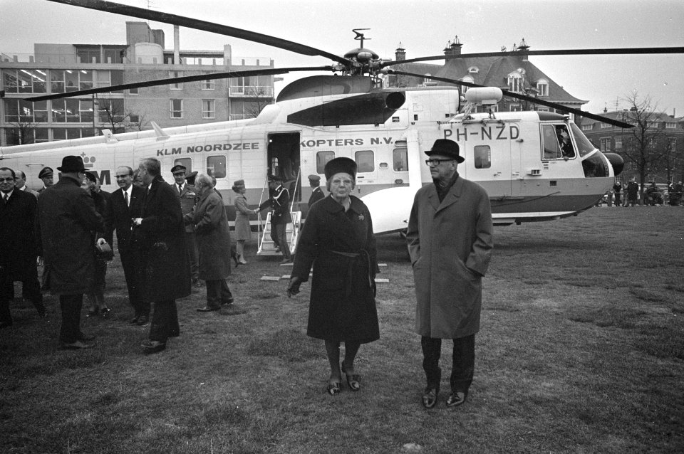 Koningin Juliana en president Kekkonen arriveren per helikopter bij Stedelijk Mu, Bestanddeelnr 925-9819