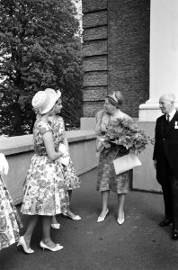 Koninklijk bezoek aan Haarlem (Haarlemse bloemenmeisjes bieden bloemen aan), Bestanddeelnr 913-9035