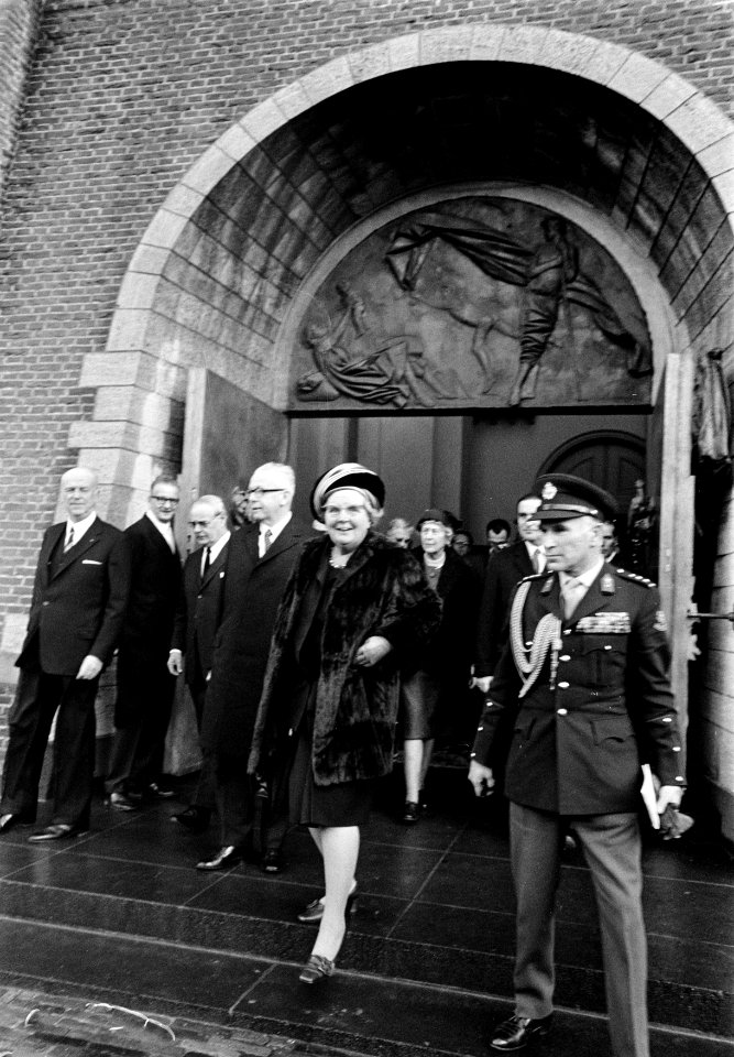Koningin Juliana en president Heinemann en zijn echtgenote verlaten de bijeenkom, Bestanddeelnr 923-0139