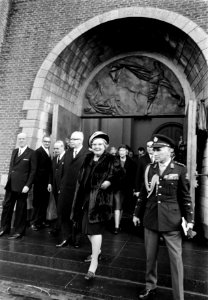 Koningin Juliana en president Heinemann en zijn echtgenote verlaten de bijeenkom, Bestanddeelnr 923-0139
