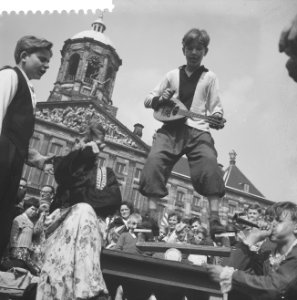 Koninginnedag in Amsterdam Jongens op de Dam, Bestanddeelnr 912-4241