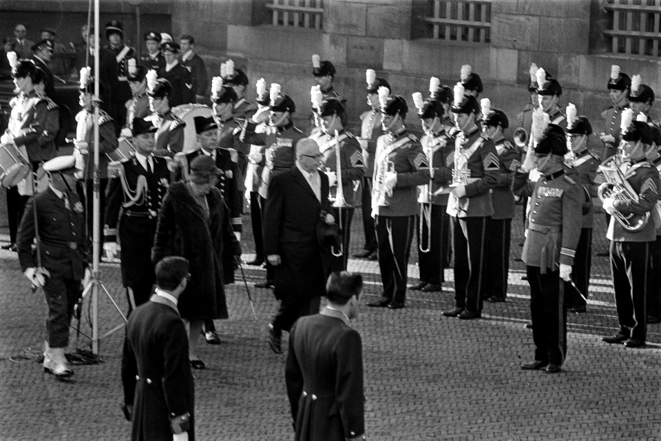 Koningin Juliana en president Heinemann inspecteren de erewacht bij het paleis o, Bestanddeelnr 923-0089