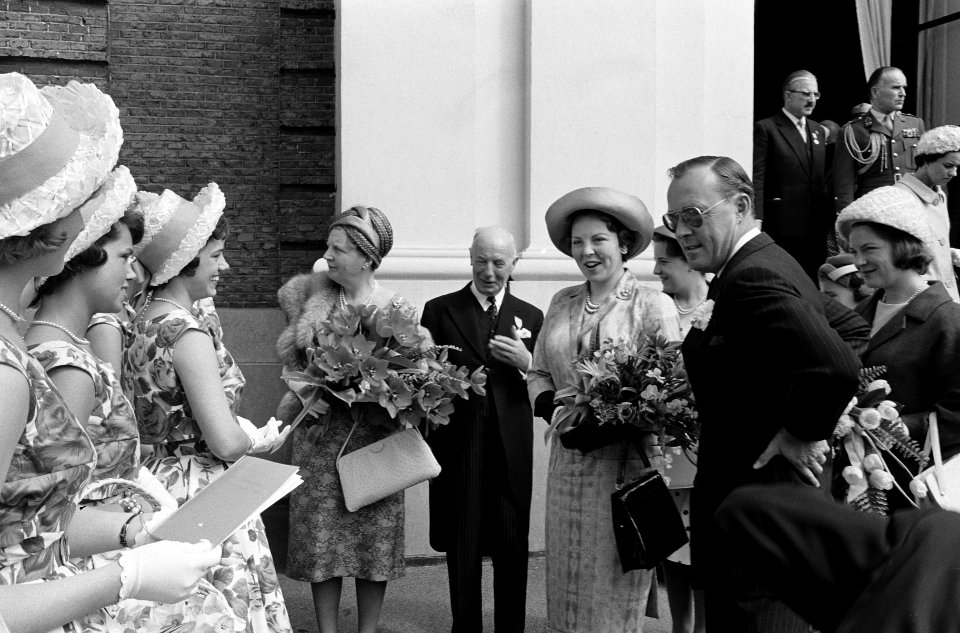 Koninklijk bezoek aan Haarlem (Haarlemse bloemenmeisjes bieden bloemen aan), Bestanddeelnr 913-9025
