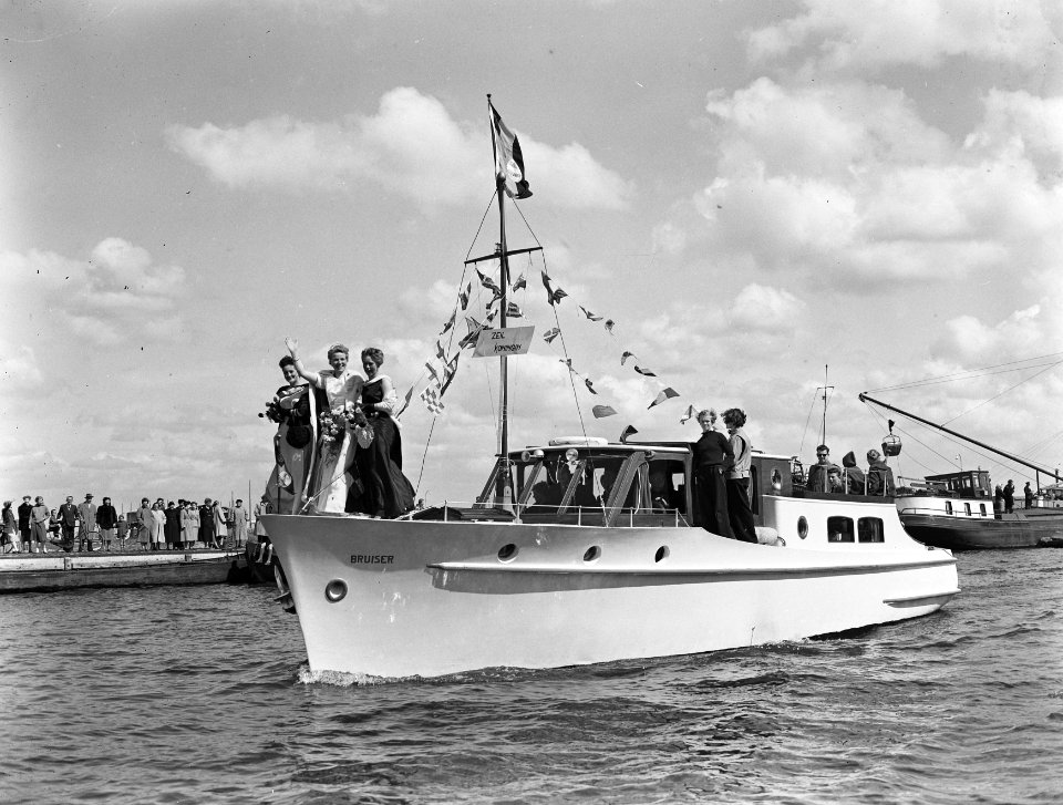 Koninginnenreunie te Sneek t.g.v. Mayfair aankomst Zeilkoningin bij Waterpoort, Bestanddeelnr 907-1317