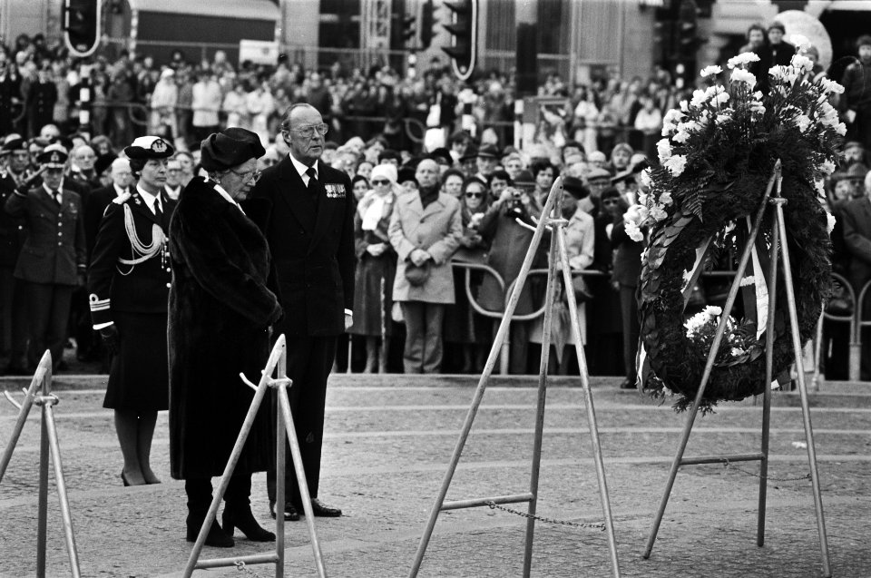 Koningin Juliana en Prins Bernhard bij de krans, Bestanddeelnr 930-2544