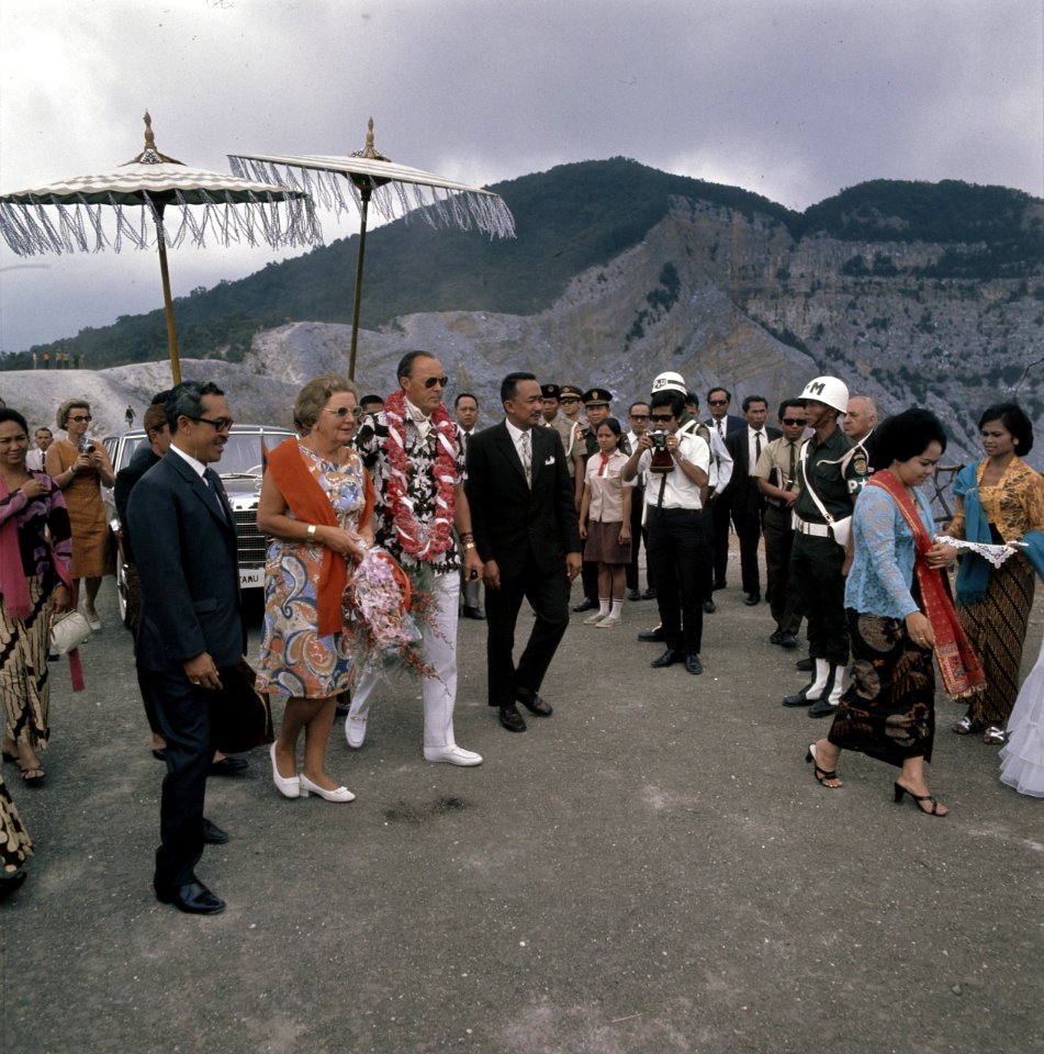 Koningin Juliana en prins Bernhard bij de vulkaan Tangkuban Perahu bij Bandung, Bestanddeelnr 254-9040