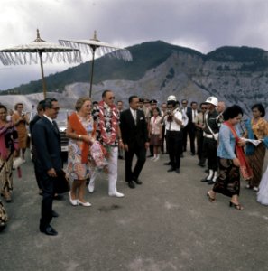 Koningin Juliana en prins Bernhard bij de vulkaan Tangkuban Perahu bij Bandung, Bestanddeelnr 254-9040
