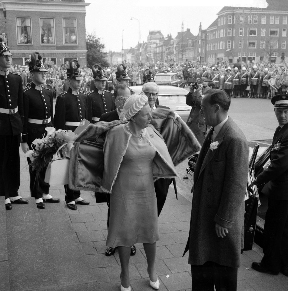Koninklijk bezoek aan Groningen (Koningin doet mantel uit, Bestanddeelnr 913-8873