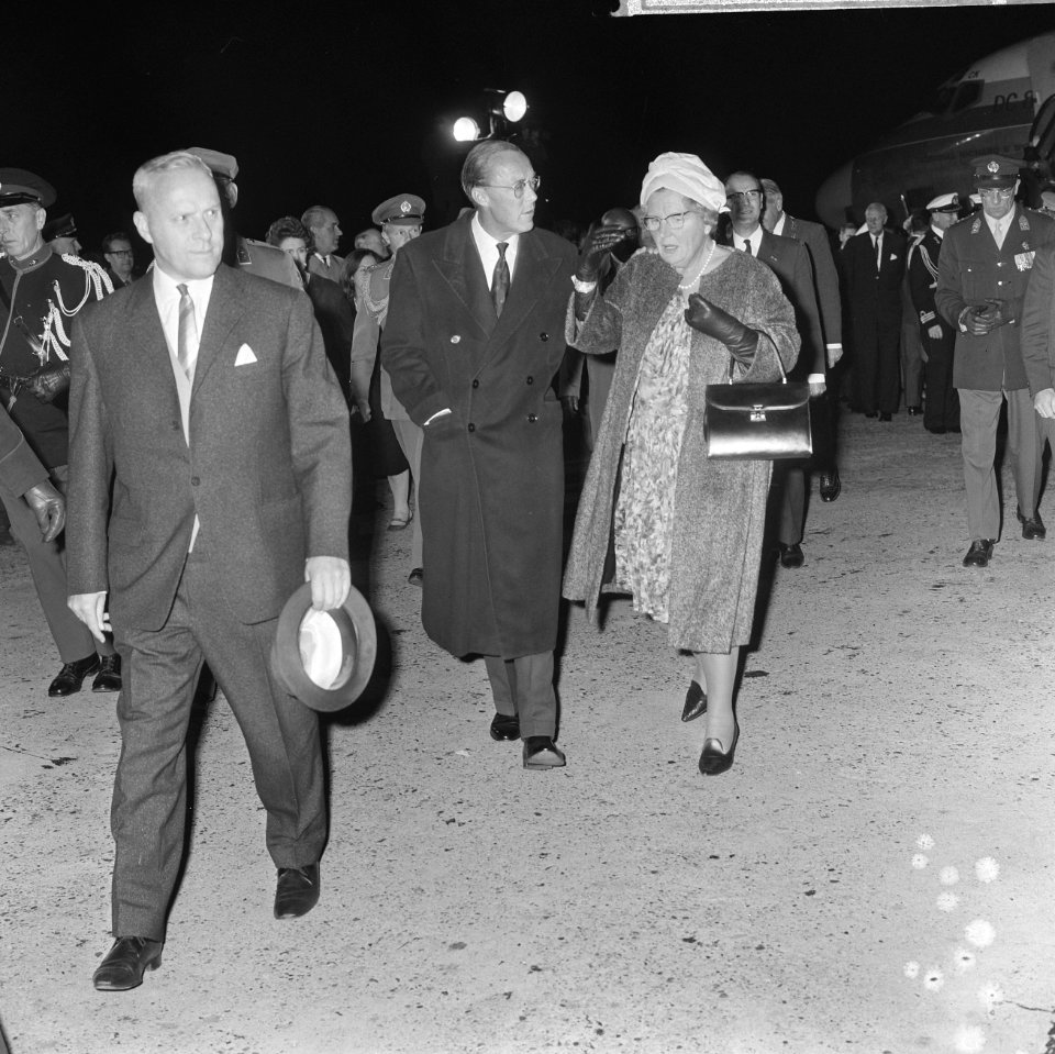 Koningn Juliana in gezelschap van haar echtgenoot prins Bernhard, Bestanddeelnr 918-3233