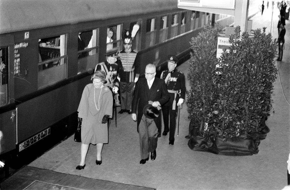 Koningin Juliana en prins Bernhard begroeten president Heinemann en zijn echtgen, Bestanddeelnr 923-0064