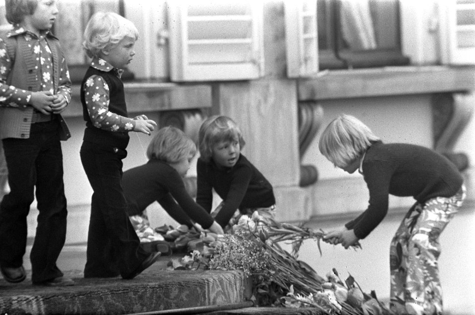 Koninginnedag op Soestdijk kinderen op bordes, Prinsjes spelen met bloemen, Bestanddeelnr 927-1612