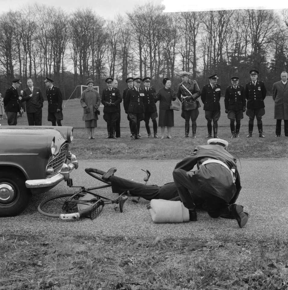 Koningin Juliana bezoekt Rijkspolitie De Varenkamp te Utrecht Demonstratie doo…, Bestanddeelnr 913-7527