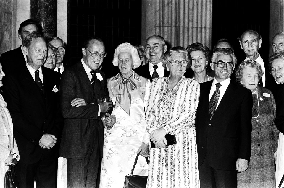 Koninginnen, conferenties, paleizen, prinsen, burgemeesters, Bestanddeelnr 930-2297