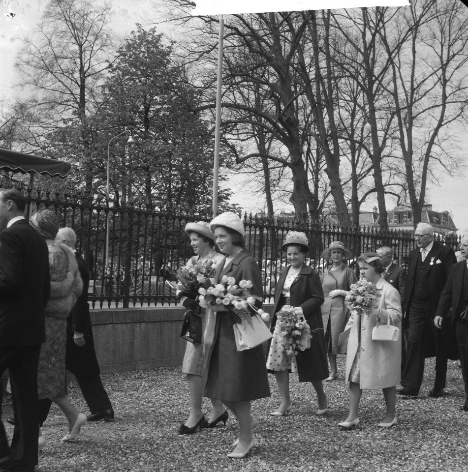 Koninklijk bezoek aan Haarlem (vier wandelende prinsessen), Bestanddeelnr 913-9045