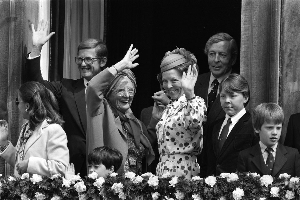 Koninginnedag 1984 in Den Haag Prinses Juliana en Koningin Beatrix hand in han, Bestanddeelnr 932-9499