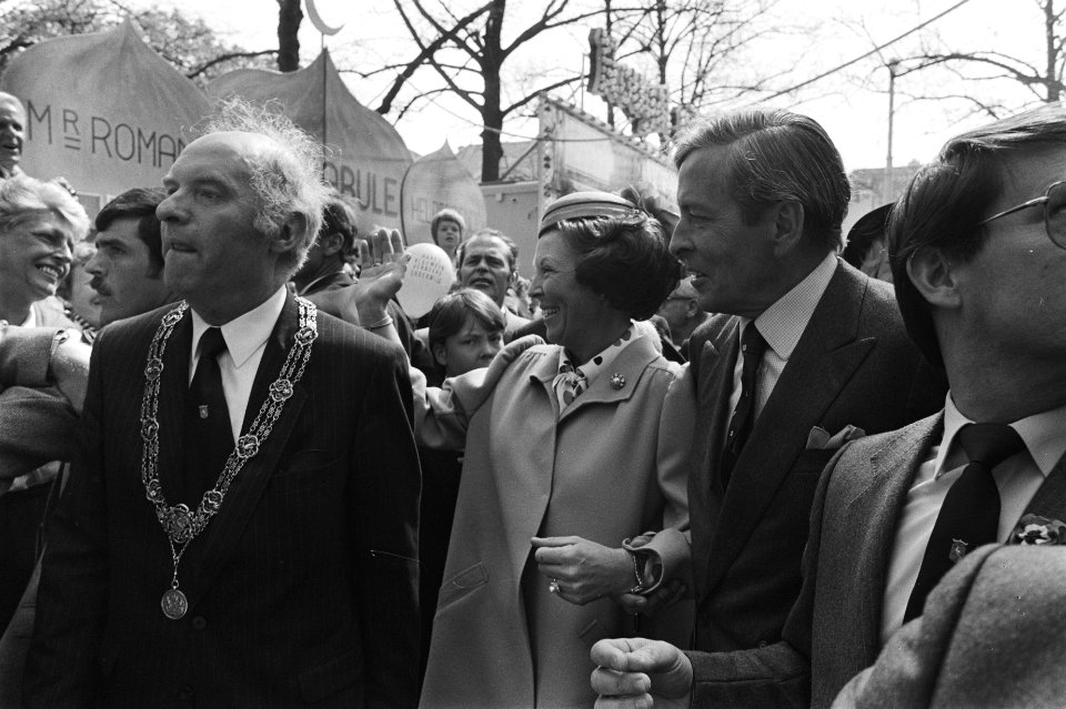 Koninginnedag 1984 in Den Haag Koningin Beatrix en Prins Claus op de kermis, Bestanddeelnr 932-9505