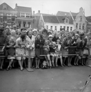 Koninklijk bezoek aan Groningen publiek sluipt door, Bestanddeelnr 913-8869