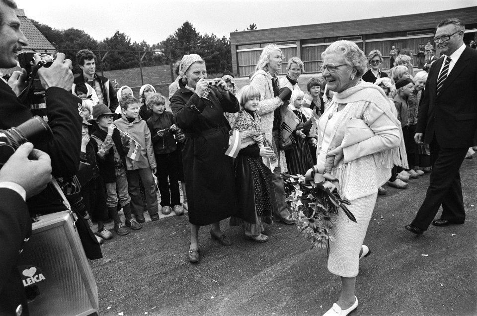 Koningin Juliana bezoekt psychiatrische kliniek Vogelenzang in Bennebroek, Bestanddeelnr 929-8976
