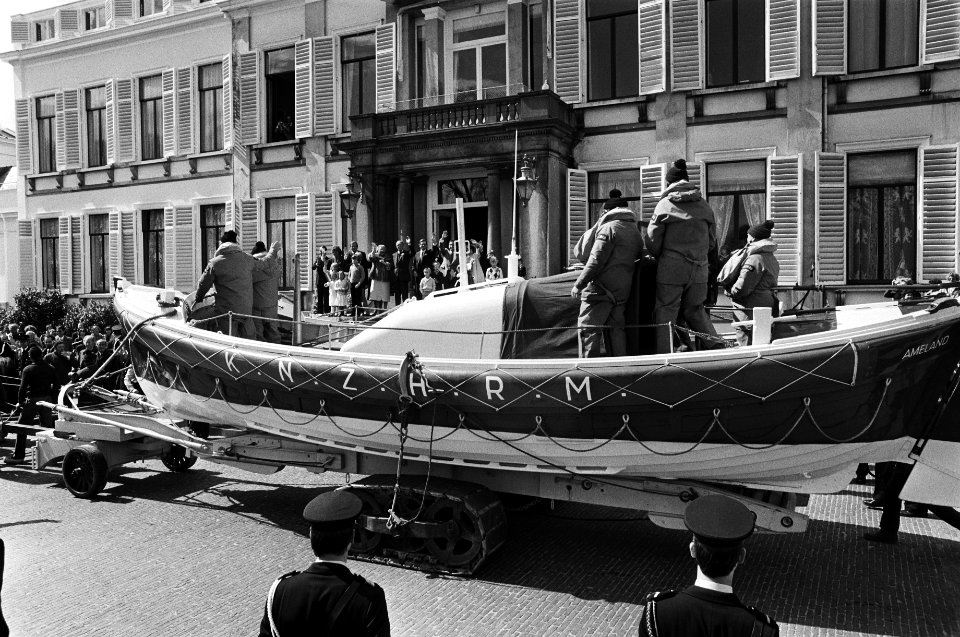 Koninginnedag 1974 De reddingsboot van Ameland passeert het bordes van paleis S, Bestanddeelnr 930-2450