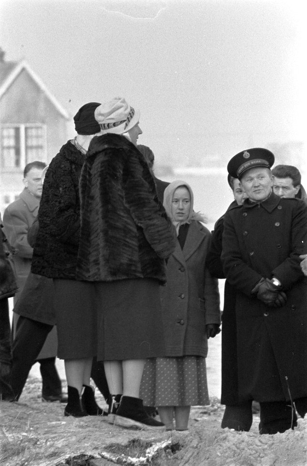 Koningin Juliana bezoekt Tuindorp Oostzaan na de overstromingsramp, Bestanddeelnr 910-9481
