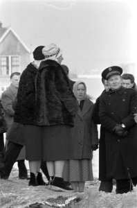 Koningin Juliana bezoekt Tuindorp Oostzaan na de overstromingsramp, Bestanddeelnr 910-9481