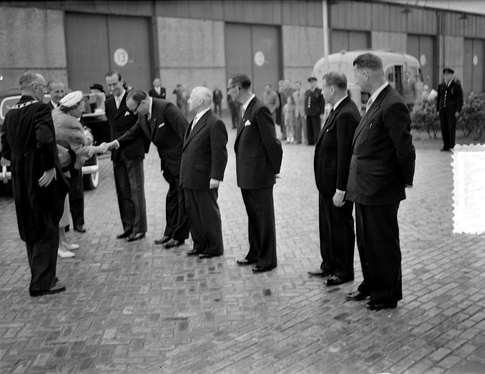 Koningin Juliana bezoekt Rotterdam, Havenvakschool ( N. V. Thomsens ) glasnega, Bestanddeelnr 934-5585