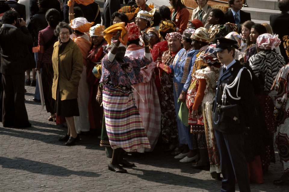 Koninginnedag 1977, defile Soestdijk groep Surinaamse vrouwen, Bestanddeelnr 254-9918