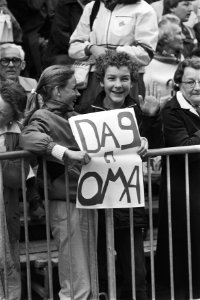 Koninginnedag 1984 in Den Haag publiek met bordje Dag Oma, Bestanddeelnr 932-9515