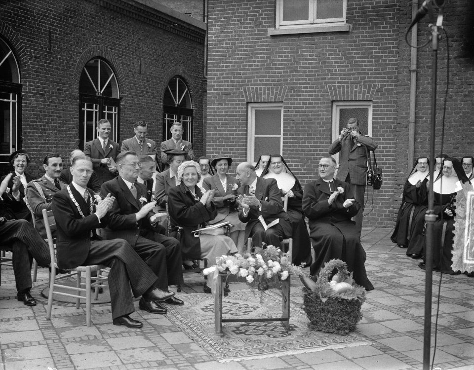 Koningin Juliana bezoekt Limburg. R.K. Landbouwhuishoudschool in Posterholt., Bestanddeelnr 905-3155