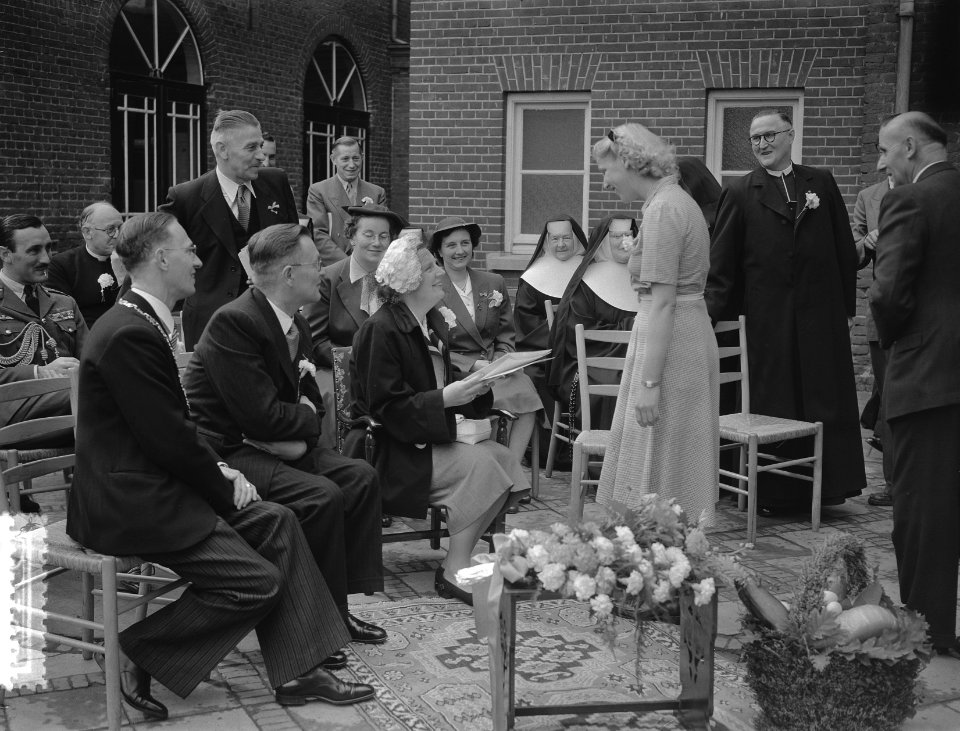 Koningin Juliana bezoekt Limburg. Middelbare Landbouwhuishoudschool te Posterho…, Bestanddeelnr 905-3166
