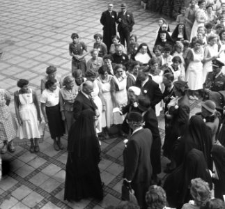 Koningin Juliana bezoekt Limburg. R.K. Landbouwhuishoudschool in Posterholt., Bestanddeelnr 905-3124